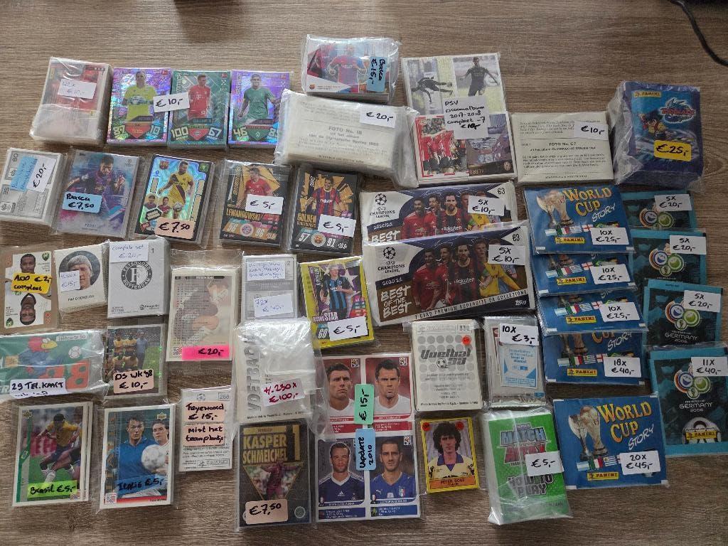Lots met pakjes en voetbalplaatjes van o.a. panini en topps, Verzamelen, Sportartikelen en Voetbal, Ophalen of Verzenden, Zo goed als nieuw