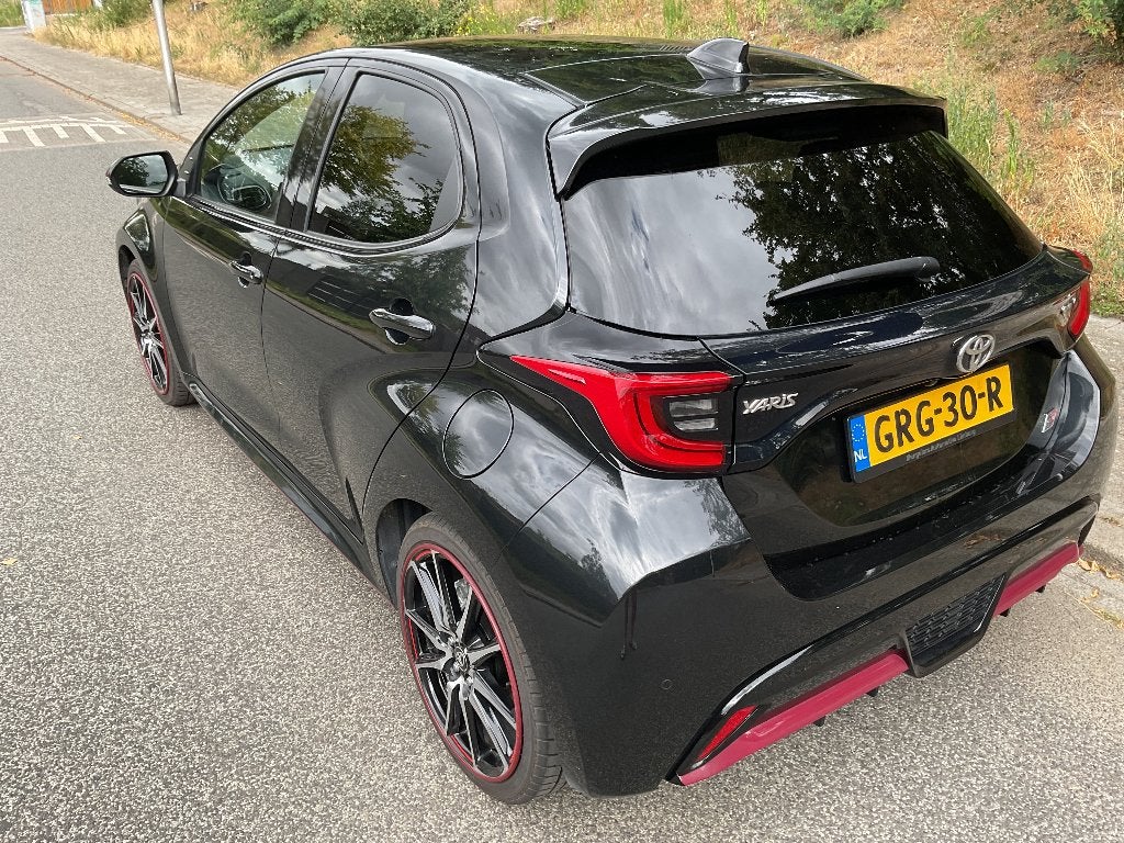 Foto 3 van Toyota Yaris 1.5 Hybrid 116pk CVT 2024 Zwart