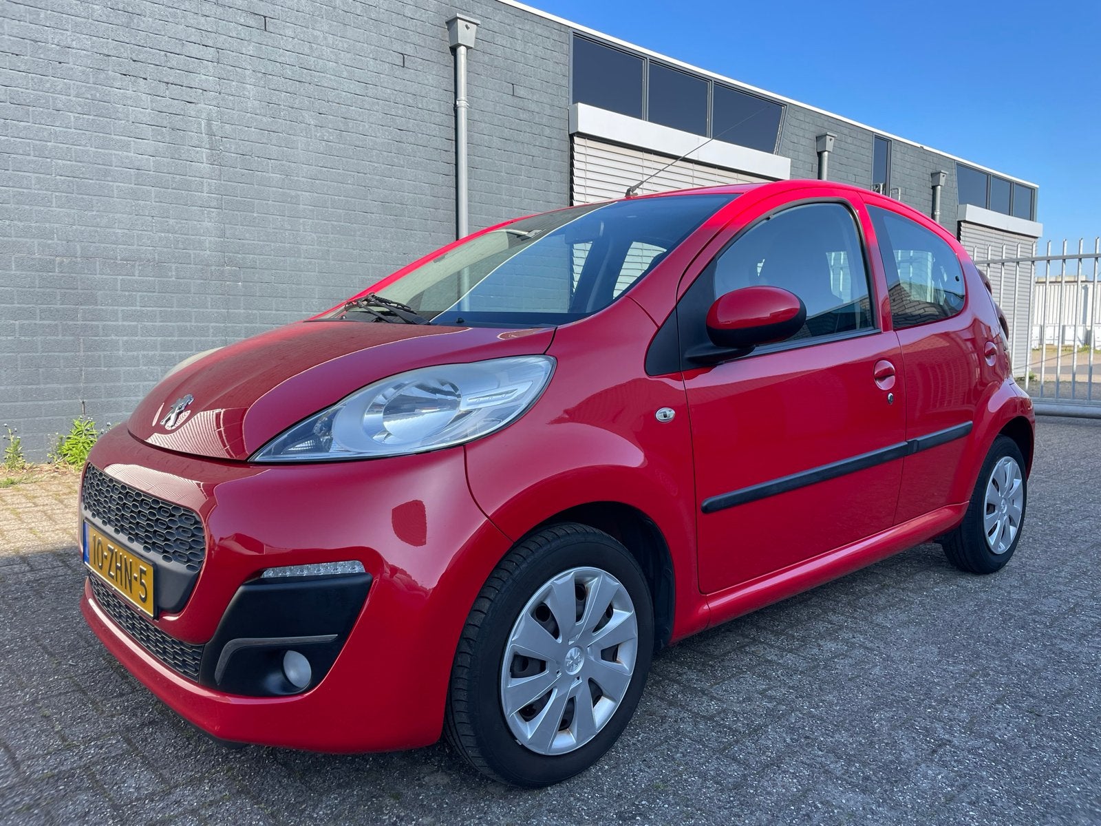 Peugeot 107 1.0 12V 5DR 2012 Rood, Auto's, Peugeot, Voorwielaandrijving, Euro 5, Stof, Zwart
