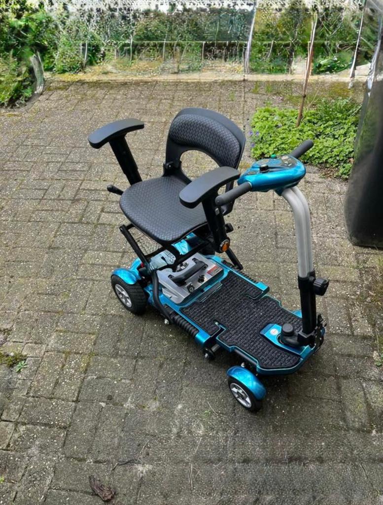 Nieuw Mango Bobby Blue Deluxe 4W Opvouwbare Scootmobiel, Diversen, Rolstoelen, Zo goed als nieuw, Elektrische rolstoel, Inklapbaar