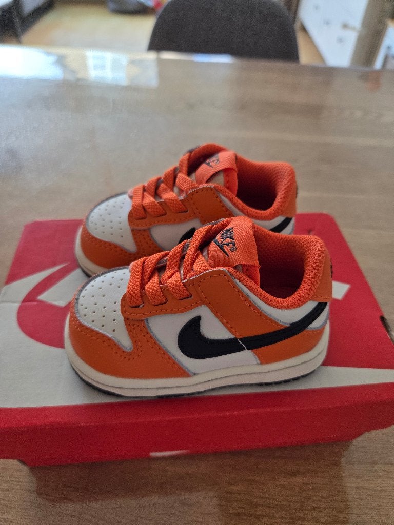 Babyschoentjes Nike oranje, Schoentjes, Jongetje of Meisje, Nieuw, Ophalen of Verzenden