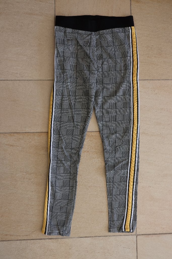 IZGS H&M broek zwart wit ruit 152, Kinderen en Baby's, Kinderkleding | Maat 152, Meisje, H&M, Zo goed als nieuw, Ophalen