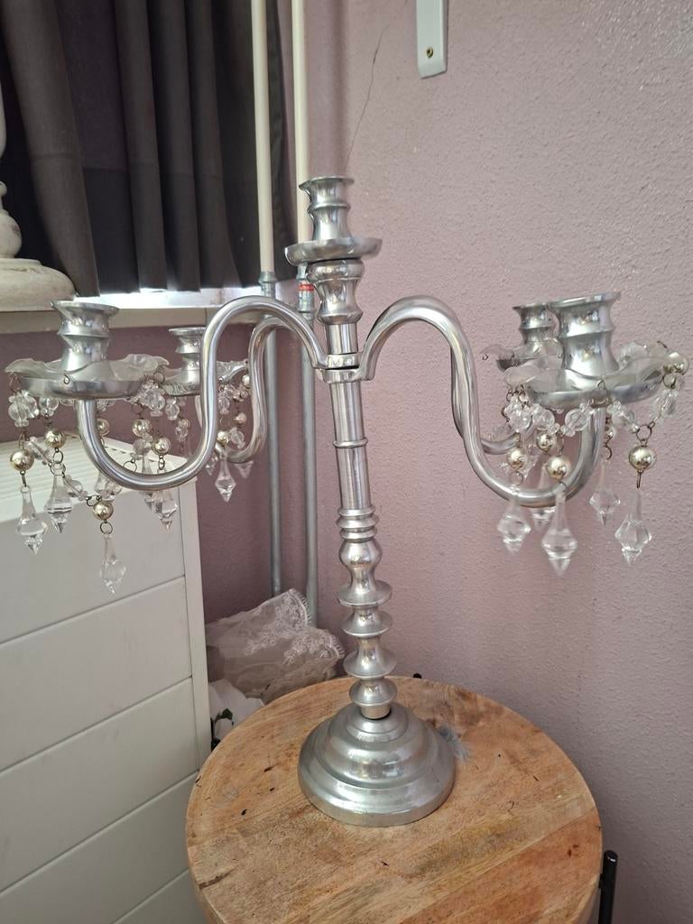 Elegante zilverkleurige kandelaar met kristallen hangers, Ophalen of Verzenden