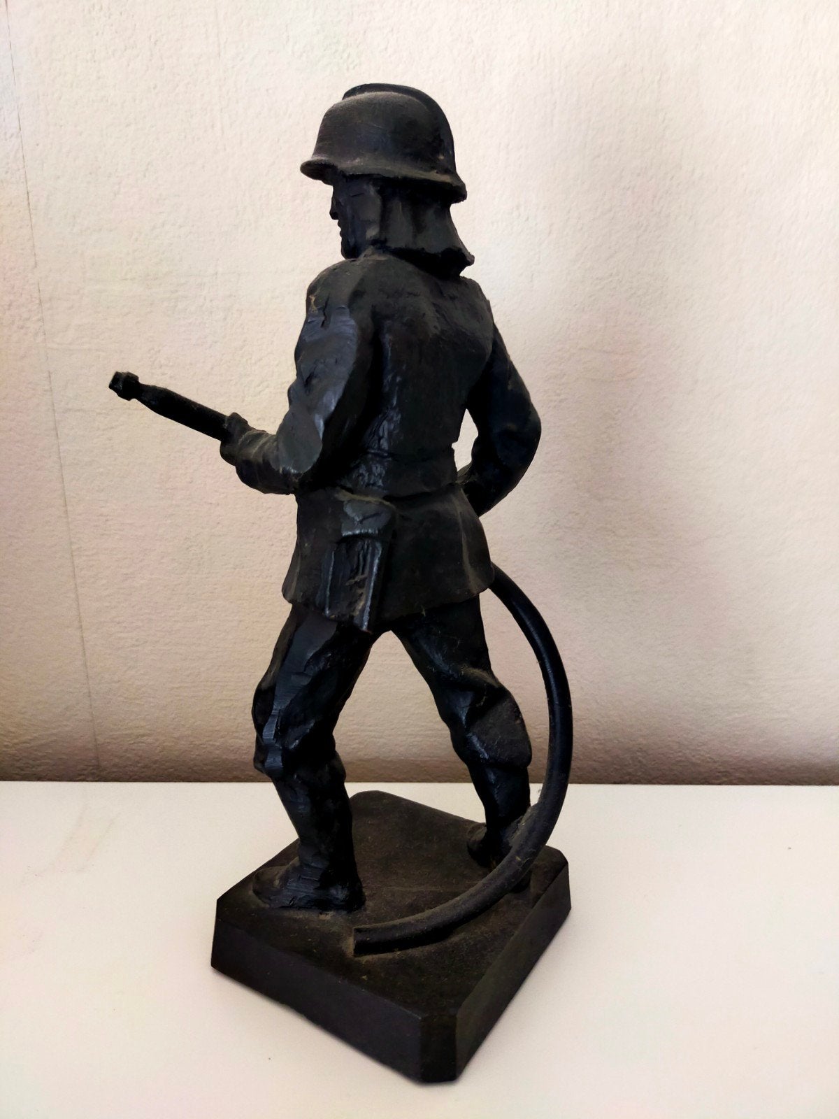 Vintage brandweerman straalpijpvoerder beeldje, ca. 25 cm ho, Ophalen of Verzenden, Op sokkel, Beeld, Man