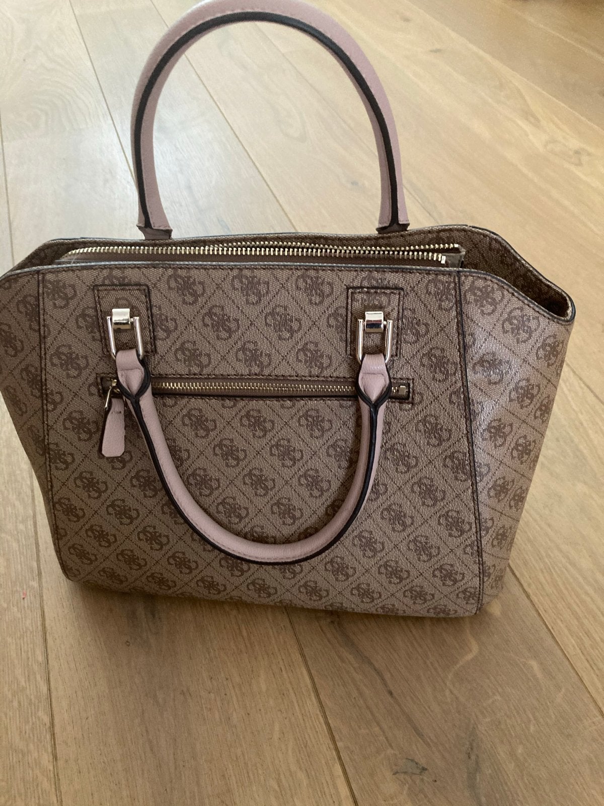 Nieuwe Guess handtas leverkleur met mooie sleutelhanger, Sieraden, Tassen en Uiterlijk, Ophalen of Verzenden, Nieuw, Bruin, Handtas