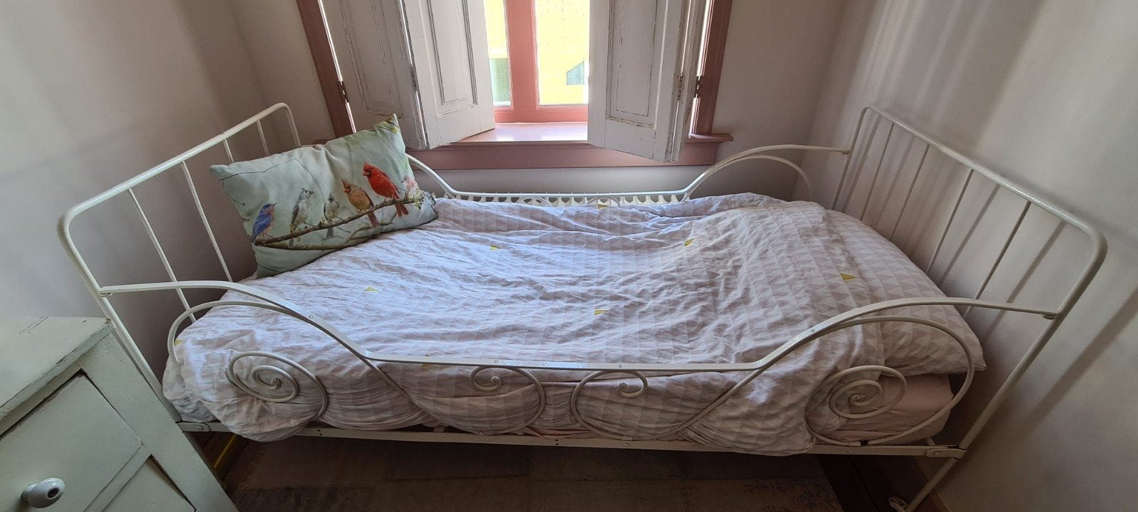 Metalen bed met krullen patroon, Ophalen