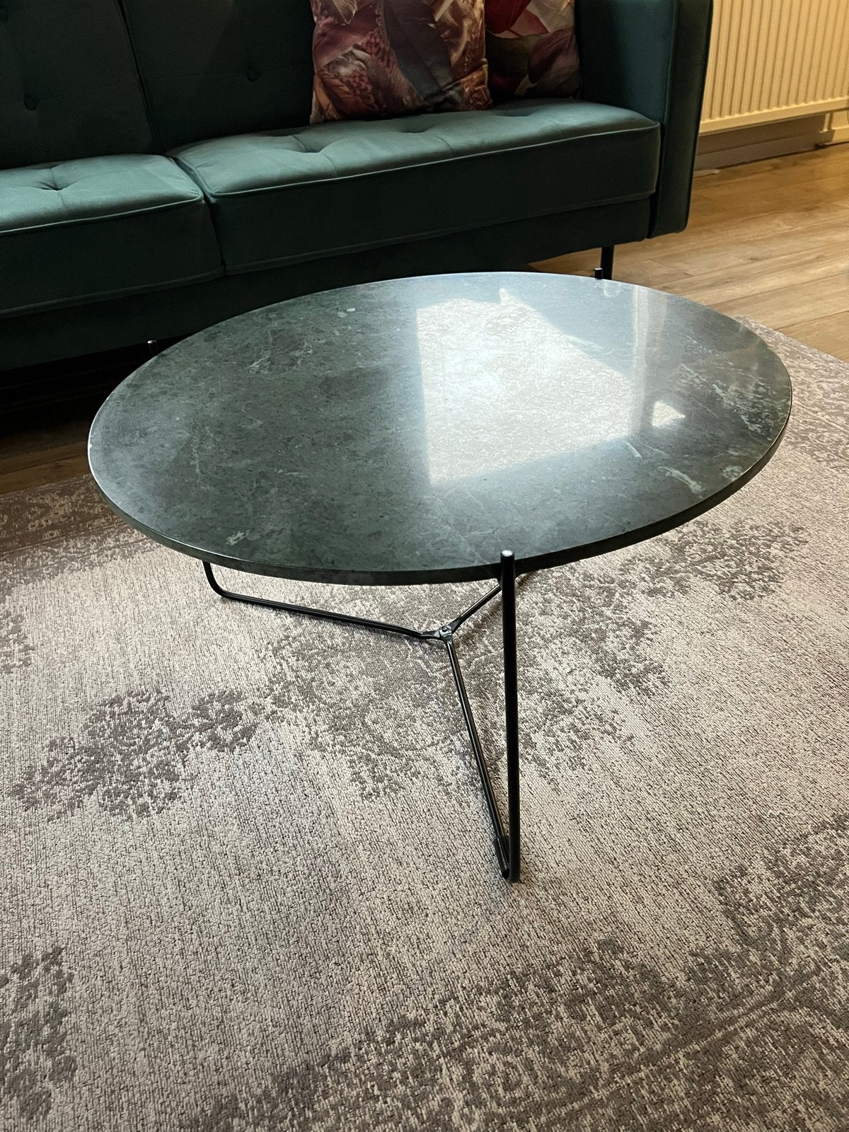 Salontafel met groen marmeren blad en metalen onderstel, Ophalen, Rond, 50 tot 100 cm, Zo goed als nieuw