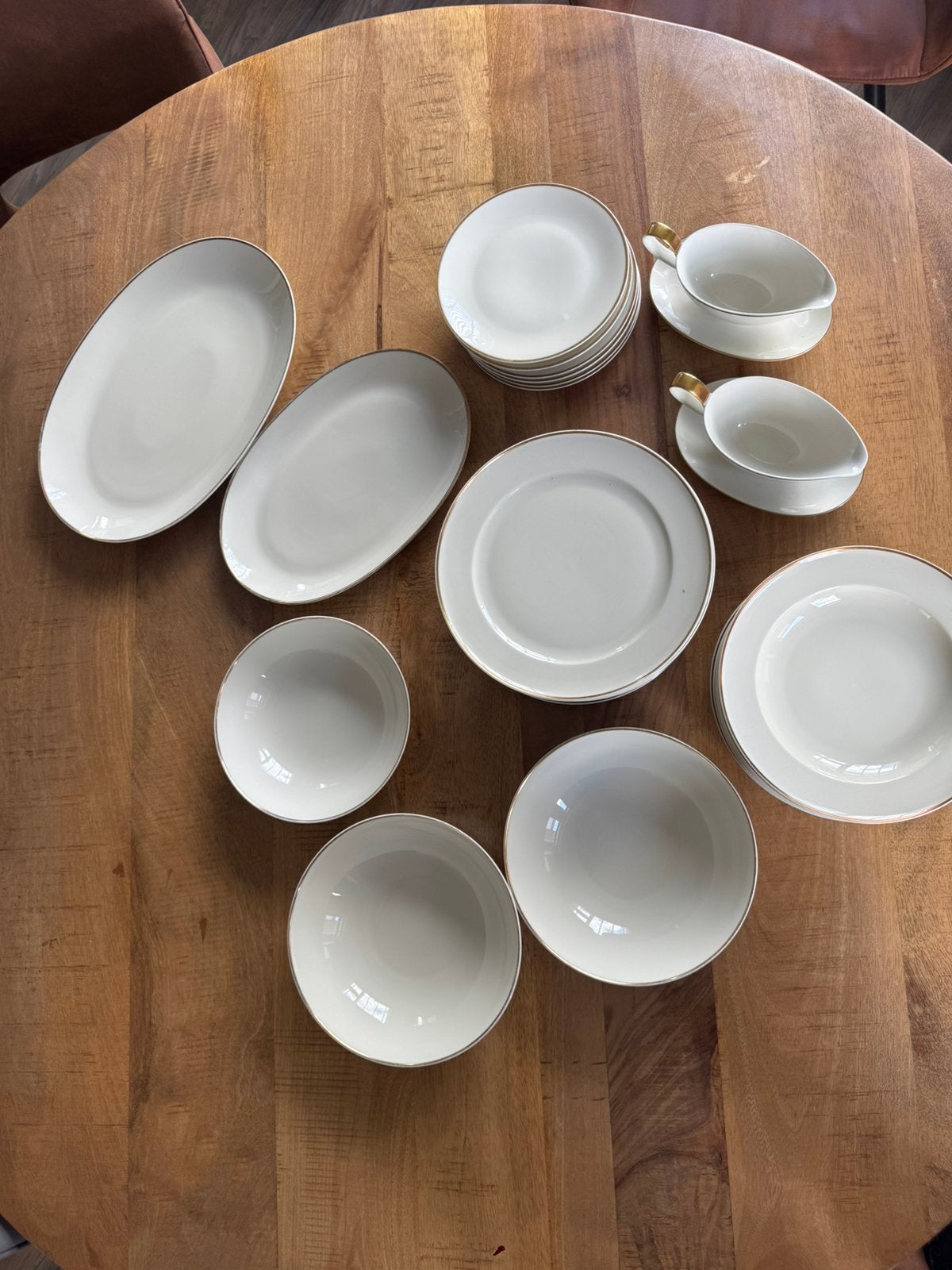 Crèmekleurig Bavaria  servies met gouden rand - Compleet, Gebruikt, Keramiek, Ophalen of Verzenden, Effen