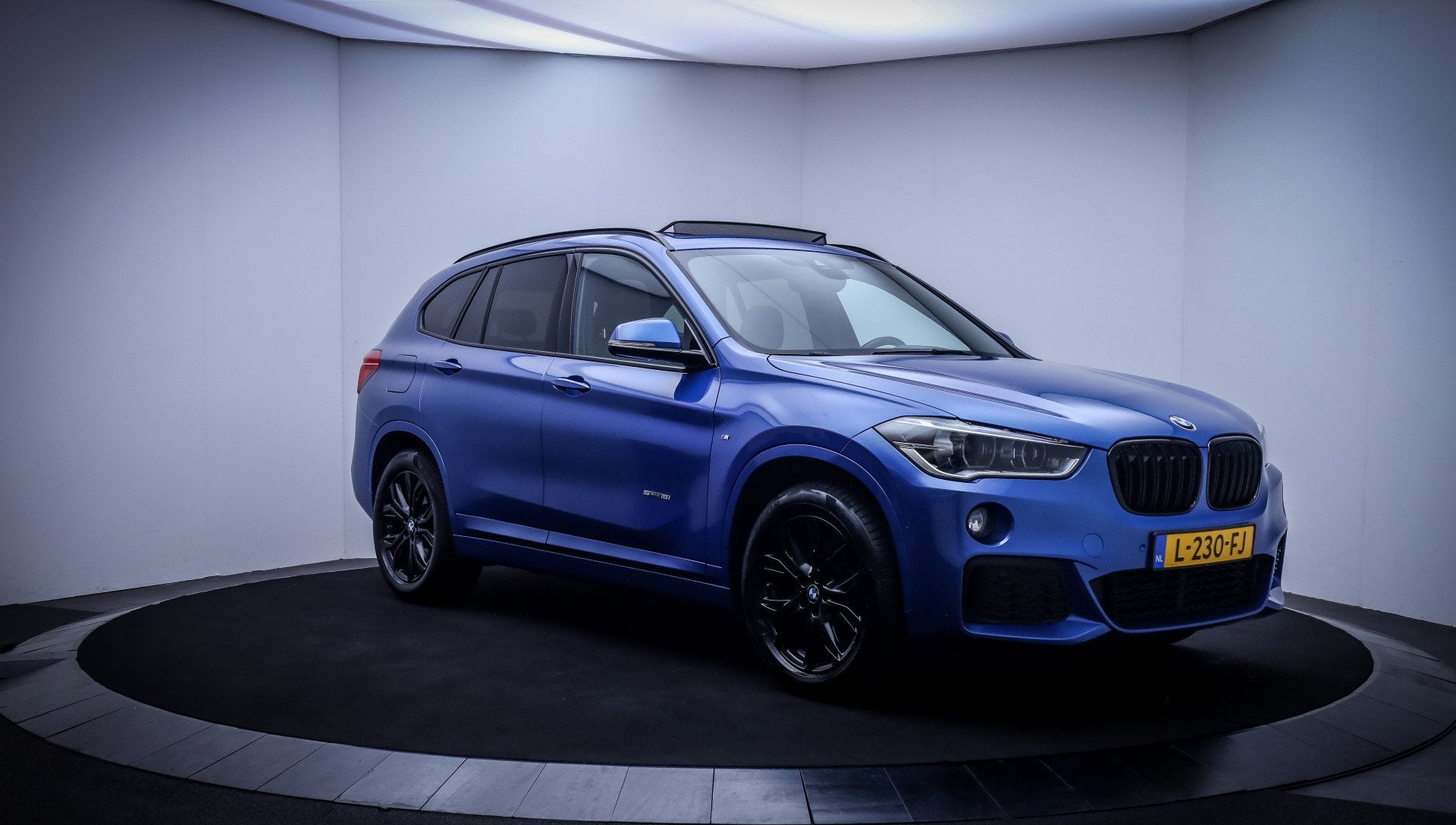 BMW X1 18iA M-Sport High Executive PANO | FULL LED | STOELVE, Dealer onderhouden, Gebruikt, Blauw, Alcantara