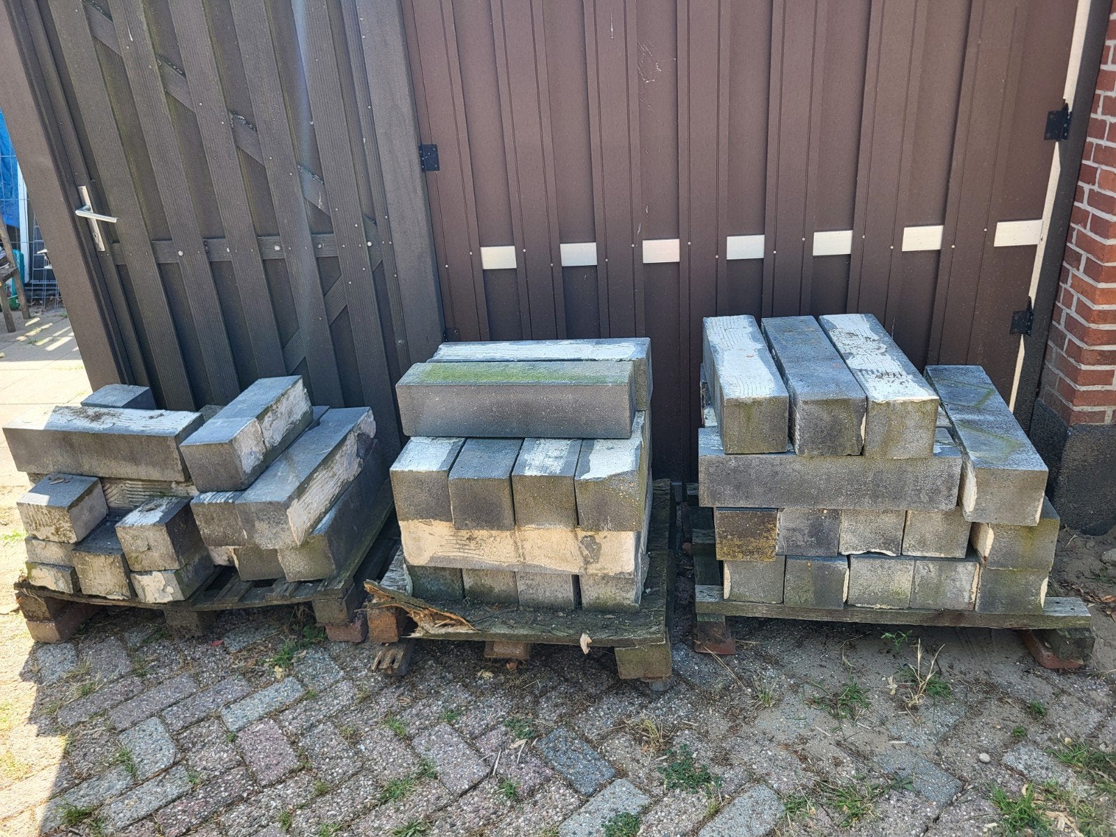 32x Antraciet beton stapelblokken + rest stukken op pallet, Ophalen, Beton, Terrastegels