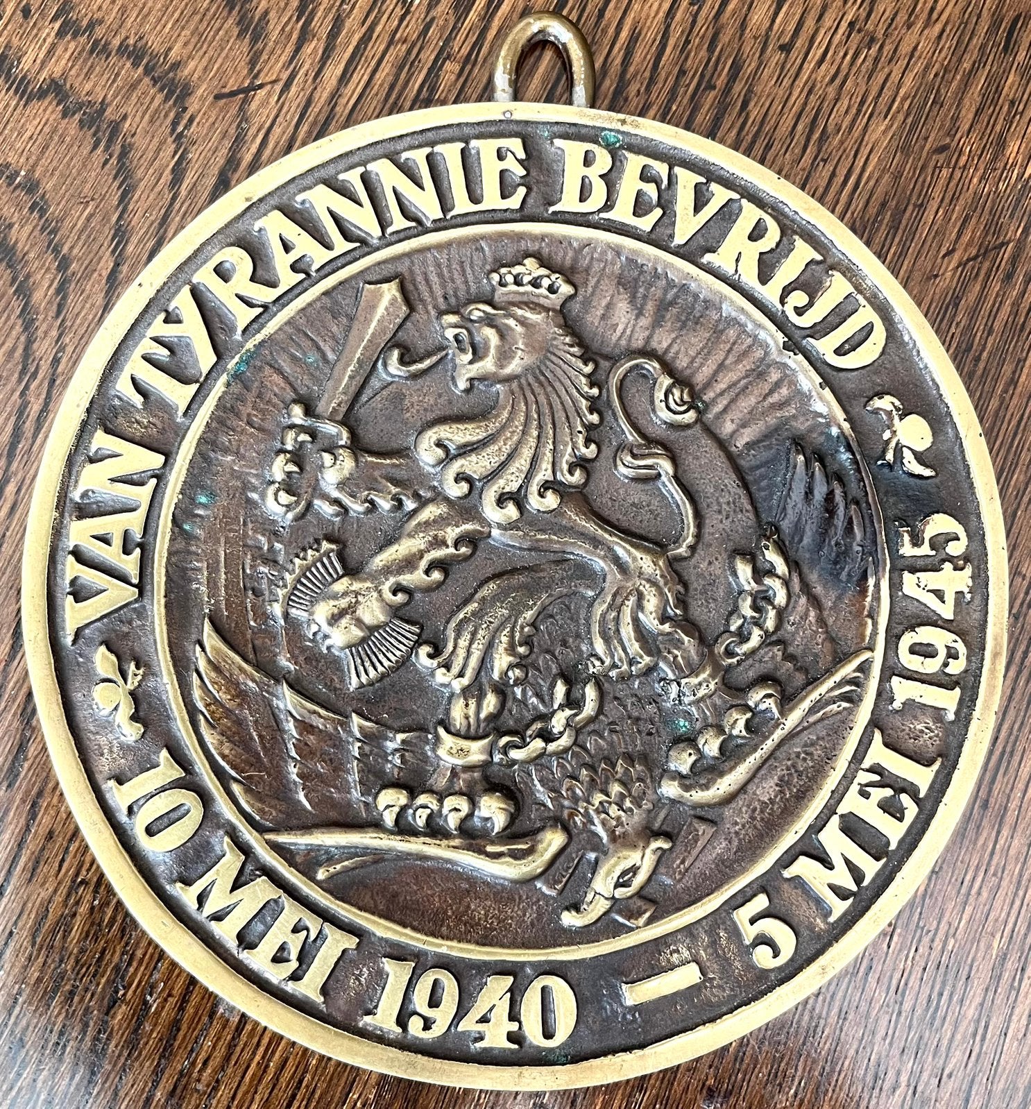 Herdenkingsplaquette Van Tyrannie Bevrijd - messing, Postzegels en Munten, Ophalen of Verzenden, Overige materialen, Nederland