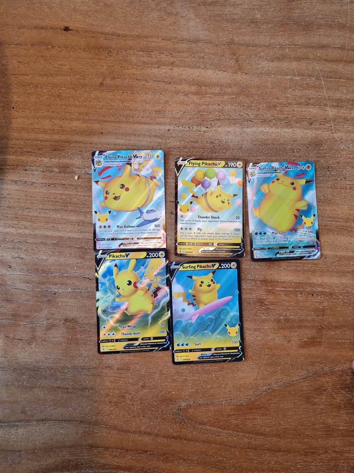 5 Pikachu Pokémon kaarten - 4x Celebrations, 1x normaal, Ophalen of Verzenden, Zo goed als nieuw, Meerdere kaarten, Foil