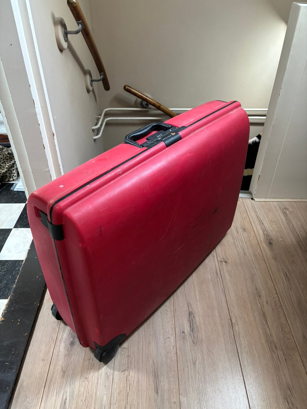 Grote rode koffer van het merk Carlton, Hard kunststof, 70 cm of meer, 55 cm of meer, Ophalen