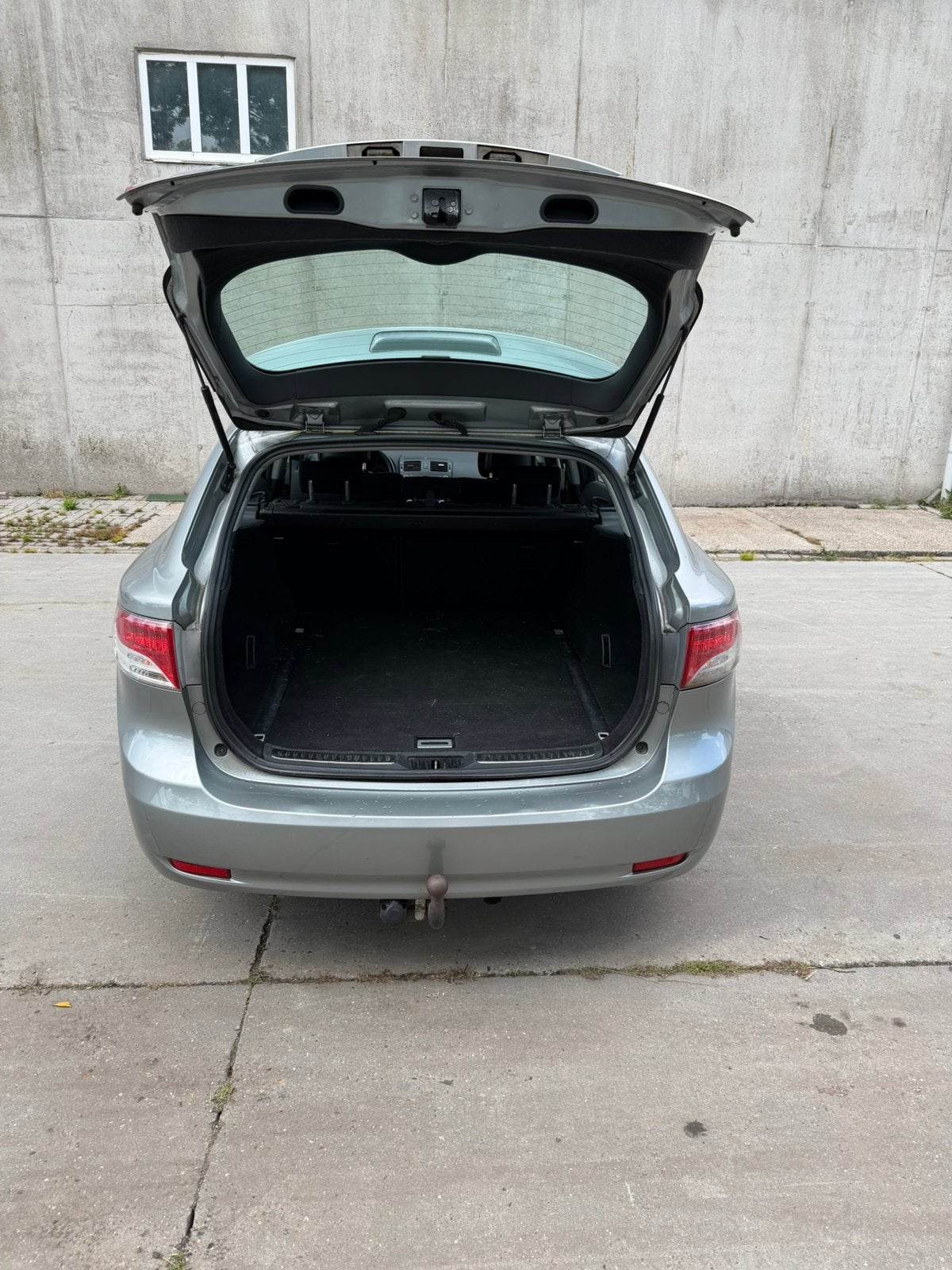 Toyota Avensis 1.8 16V Vvt-i Wagon 2010 Greige metalic, Voorwielaandrijving, Avensis, Zwart, 4 cilinders