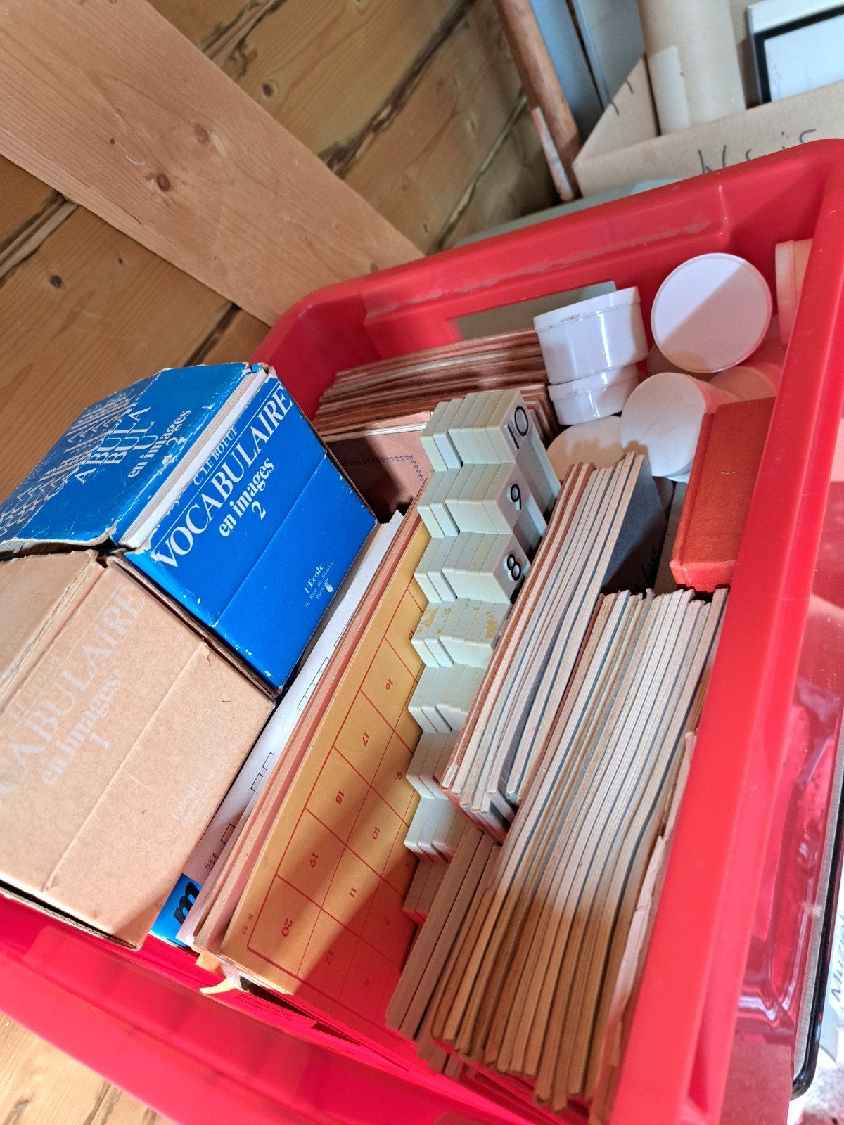 Vintage schoolspullen, 2 lessenaars en schoolstempels, Antiek en Kunst, Ophalen