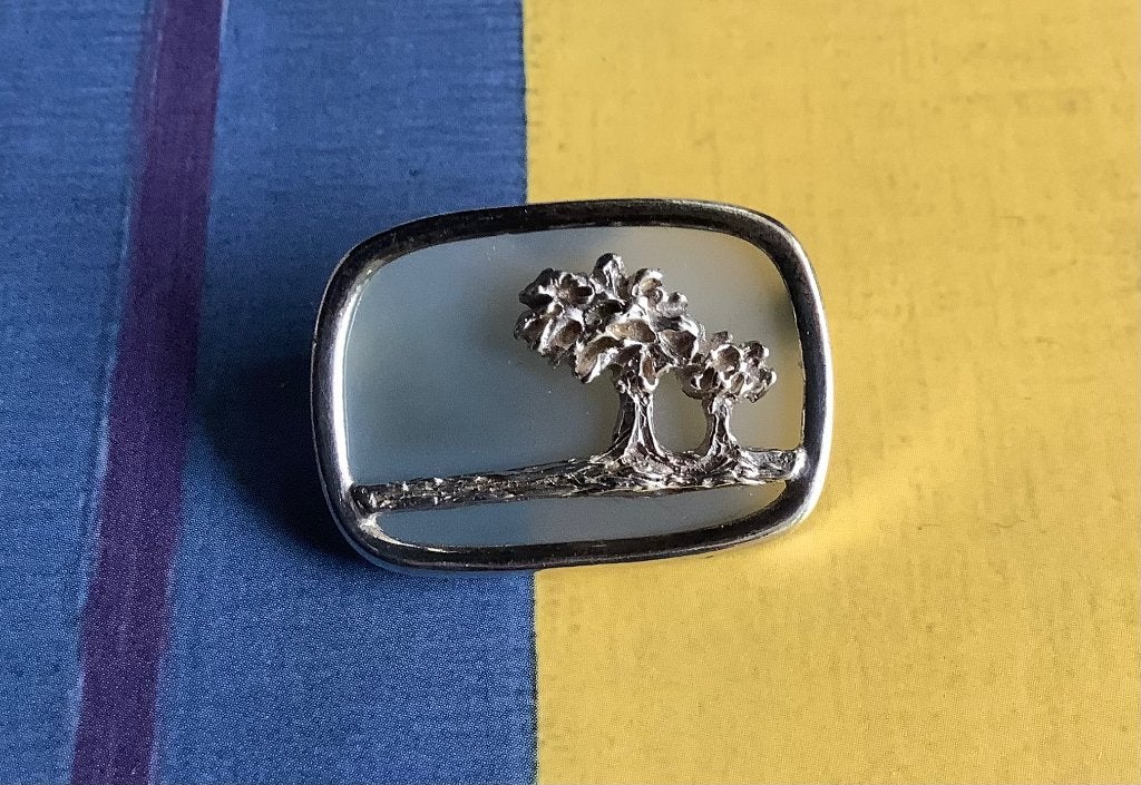 Zilveren gemerkte sieraad broche boom levensboom op melkglas, Ophalen, Zilver