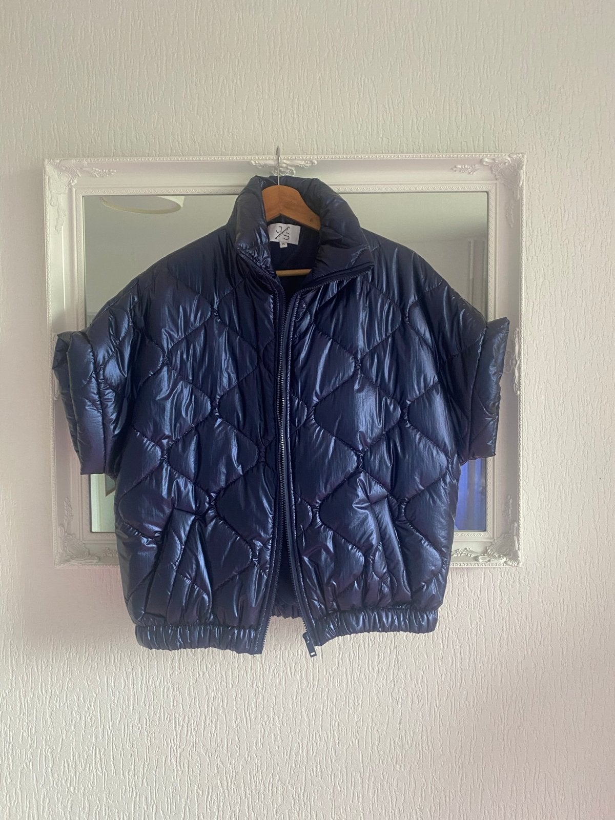 Donkerblauwe metallic bodywarmer met korte mouwen €30, Verzenden, Zo goed als nieuw, Maat 42/44 (L), Blauw