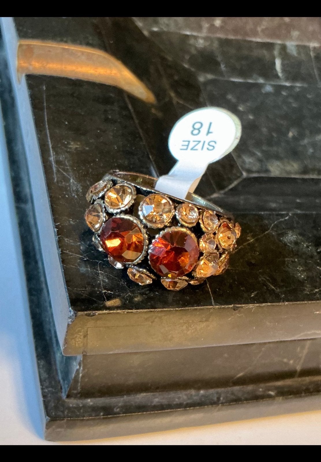 Een mooie goudkleurige ring met licht en donkerbruine strass, 18 tot 19, Ophalen of Verzenden, Zo goed als nieuw, Dame