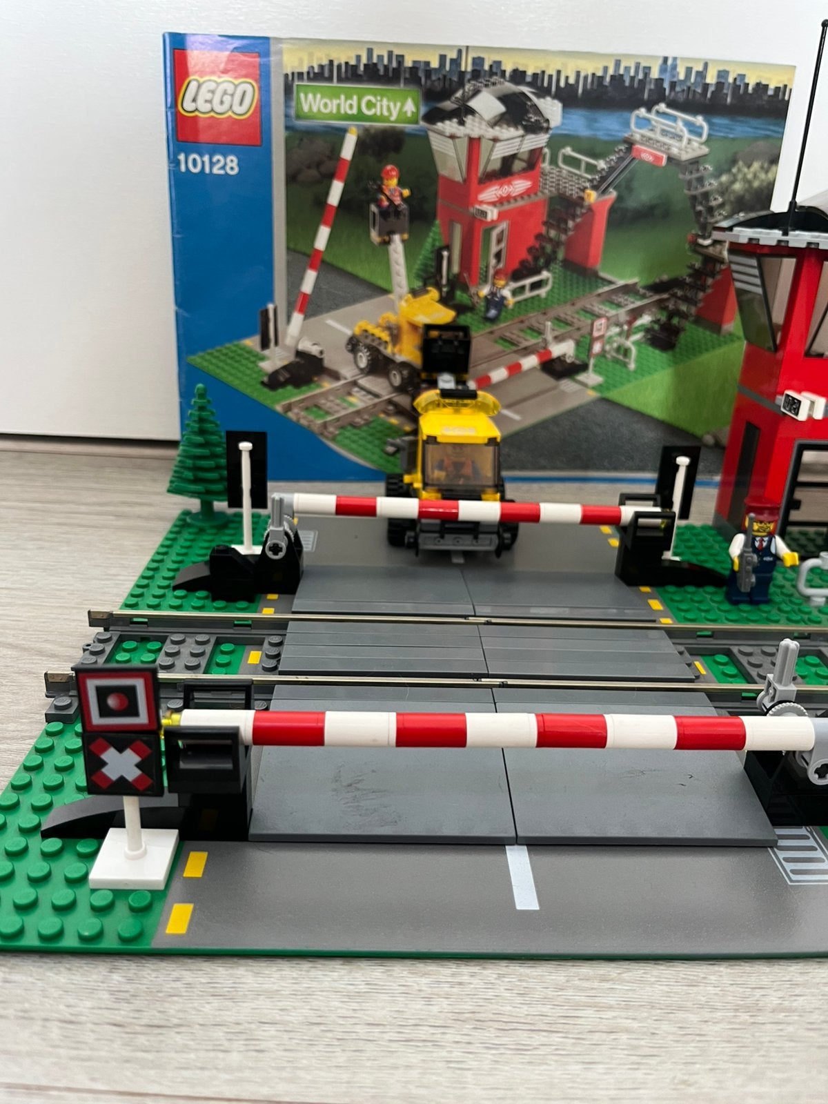 Foto 2 van LEGO 10128 Train Level Crossing – bluish grey variant