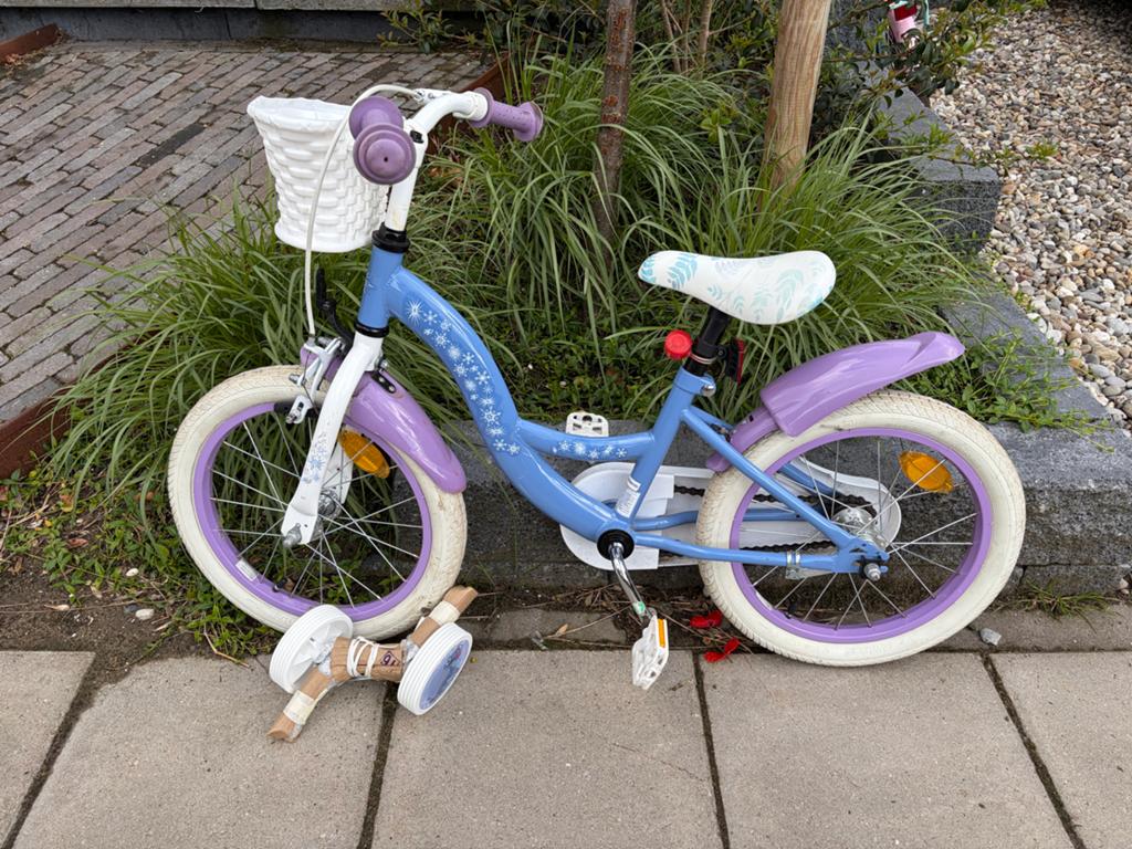 Kinderfiets 16 inch met zijwieltjes - Frozen thema, Fietsen en Brommers, Fietsaccessoires | Fietsbellen, Ophalen, Zo goed als nieuw