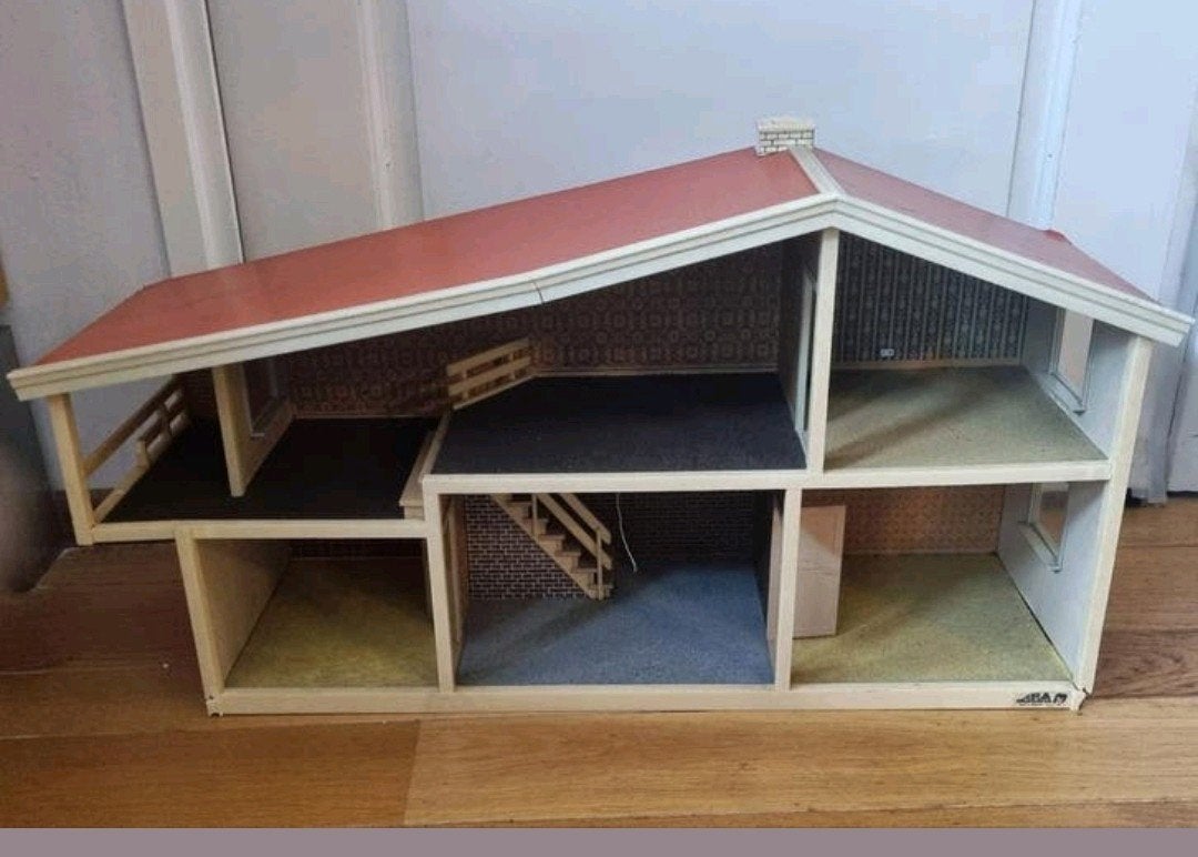 Leuk Vintage poppenhuis met 2 verdiepingen van Lisa, Ophalen of Verzenden, Gebruikt, Poppenhuis