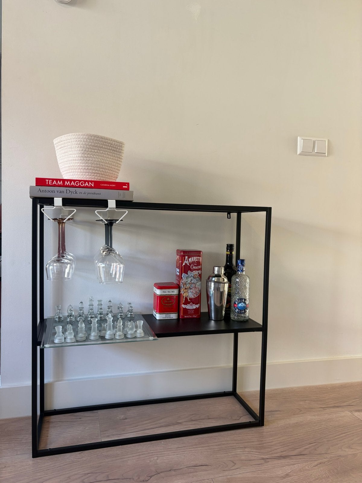 Stijlvolle zwarte barwagen/bijzettafel van JYSK, Ophalen, Zo goed als nieuw