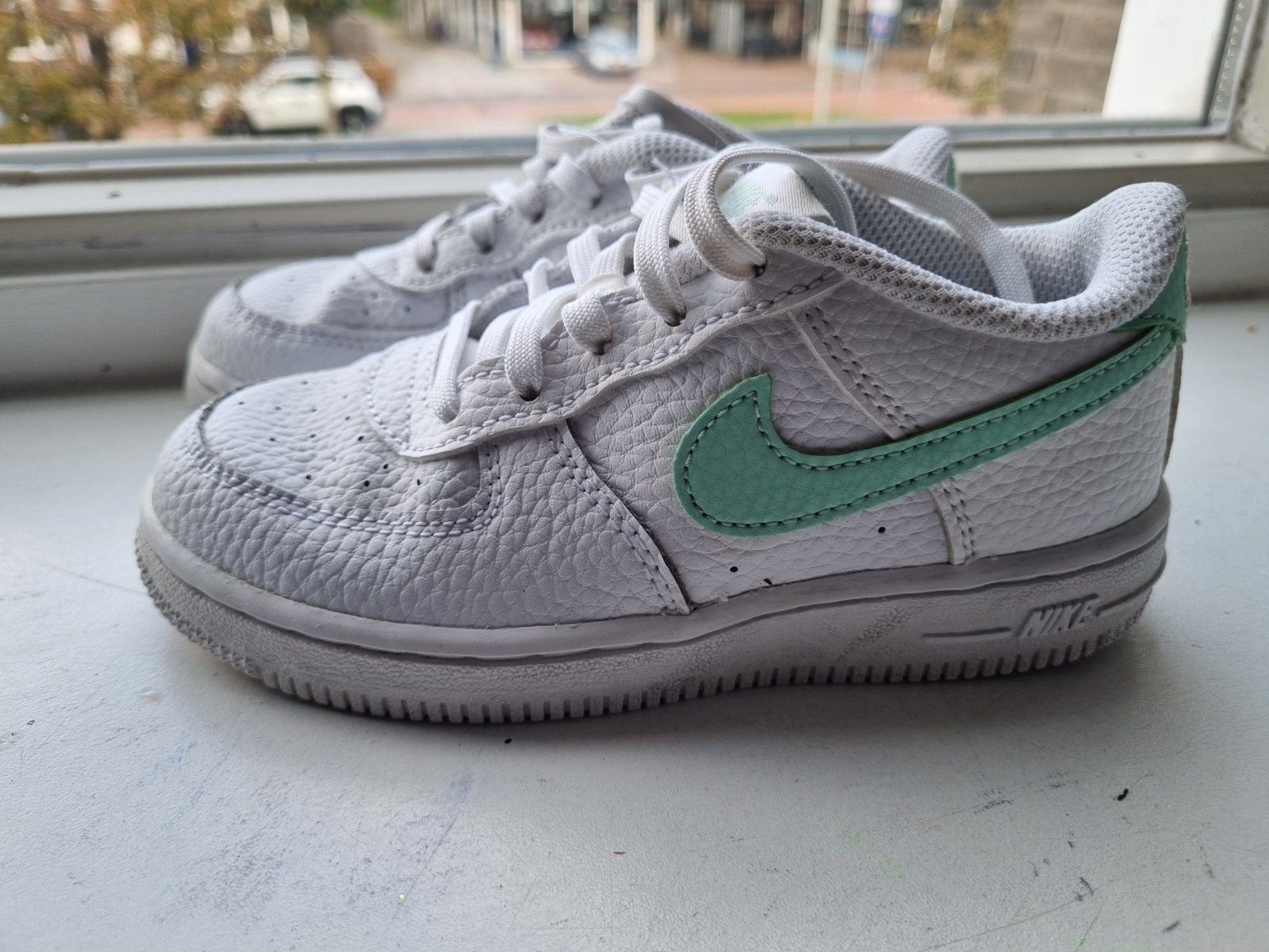 Nike Air Force 1 Low Wit/Mintgroen - Maat 27, Kinderen en Baby's, Gebruikt, Jongen of Meisje, Schoenen, Ophalen of Verzenden