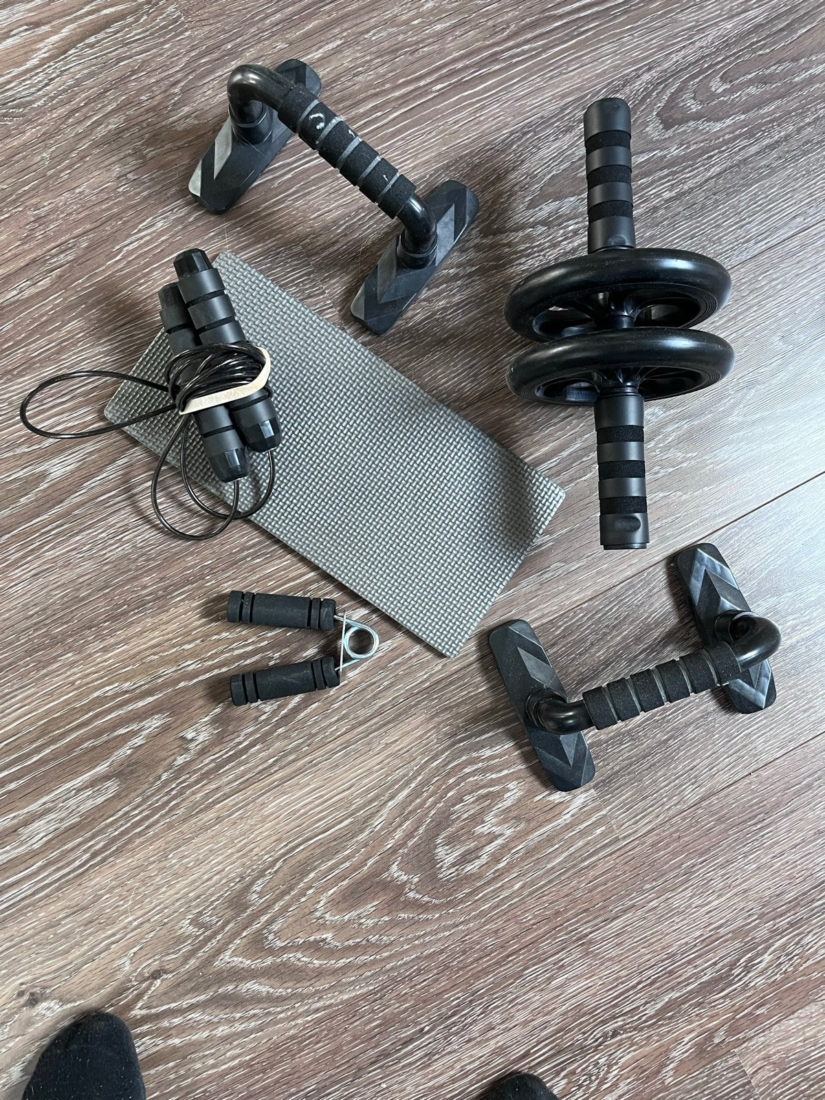 Fitness set: push-up steunen, buikspierwiel, springtouw, Sport en Fitness, Fitnessmaterialen, Ophalen, Gebruikt, Armen, Buikspierwiel