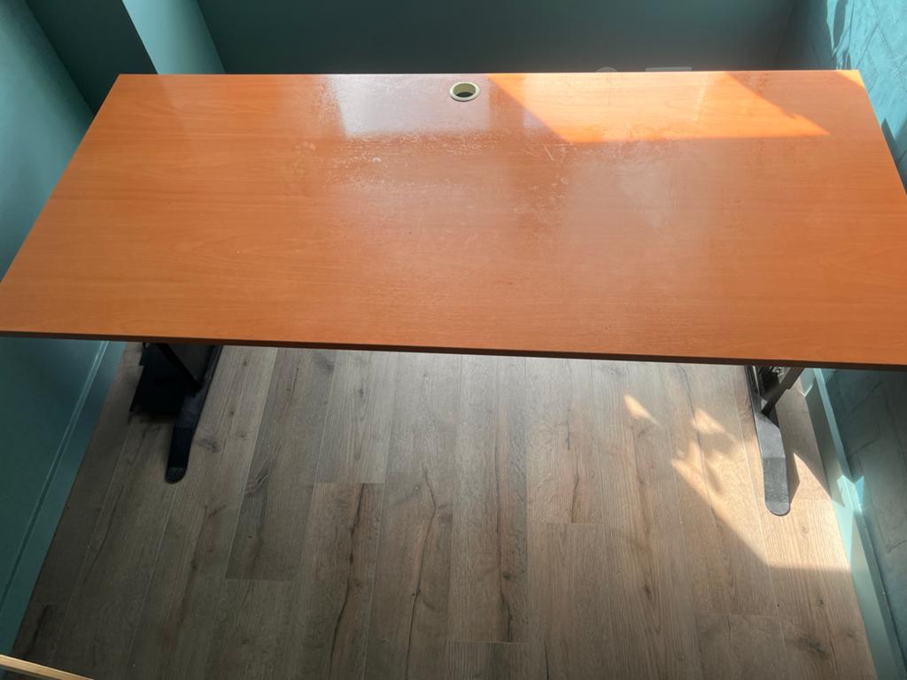 Stevig bureau met kabeldoorvoer, Ophalen, Gebruikt, Hout, Kabelgoot