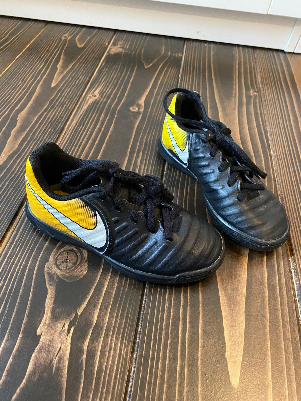 Nike schoenen zwart met geel maat 28, Schoenen, Ophalen of Verzenden, Zo goed als nieuw, Jongen