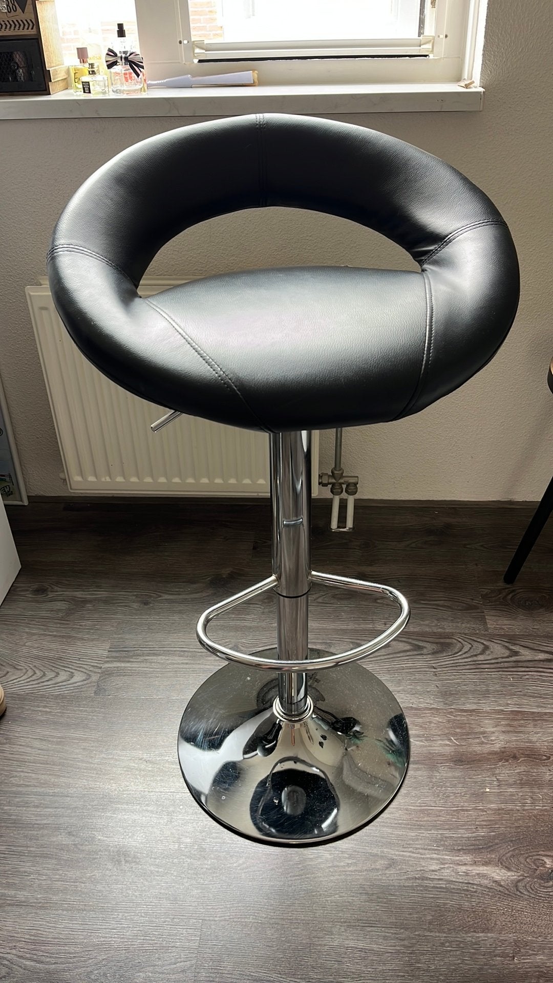 Barkruk zwart met metalen onderstel, Huis en Inrichting, Barkrukken, 1 kruk, Ophalen, Zo goed als nieuw, 60 tot 90 cm