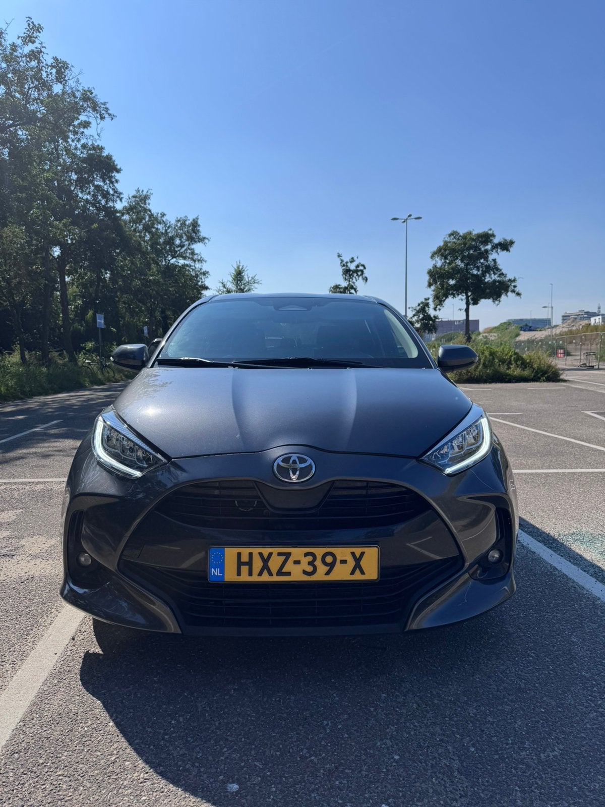 Toyota Yaris 1.5 Hybrid 116pk CVT 2024 Grijs, Auto's, 450 kg, 1490 cc, Lichtsensor, Yaris