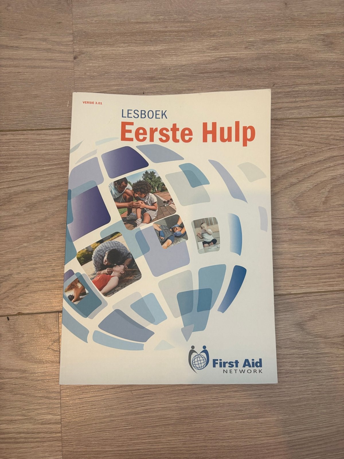 Lesboek Eerste Hulp - First Aid Network (Versie 3.01), Boeken, Ophalen of Verzenden, Zo goed als nieuw, Overige niveaus