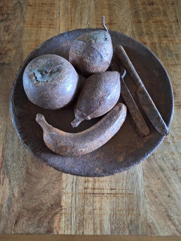 Gietijzer bord met gietijzer fruit en bestek, Huis en Inrichting, Ophalen, Rond, Overige materialen