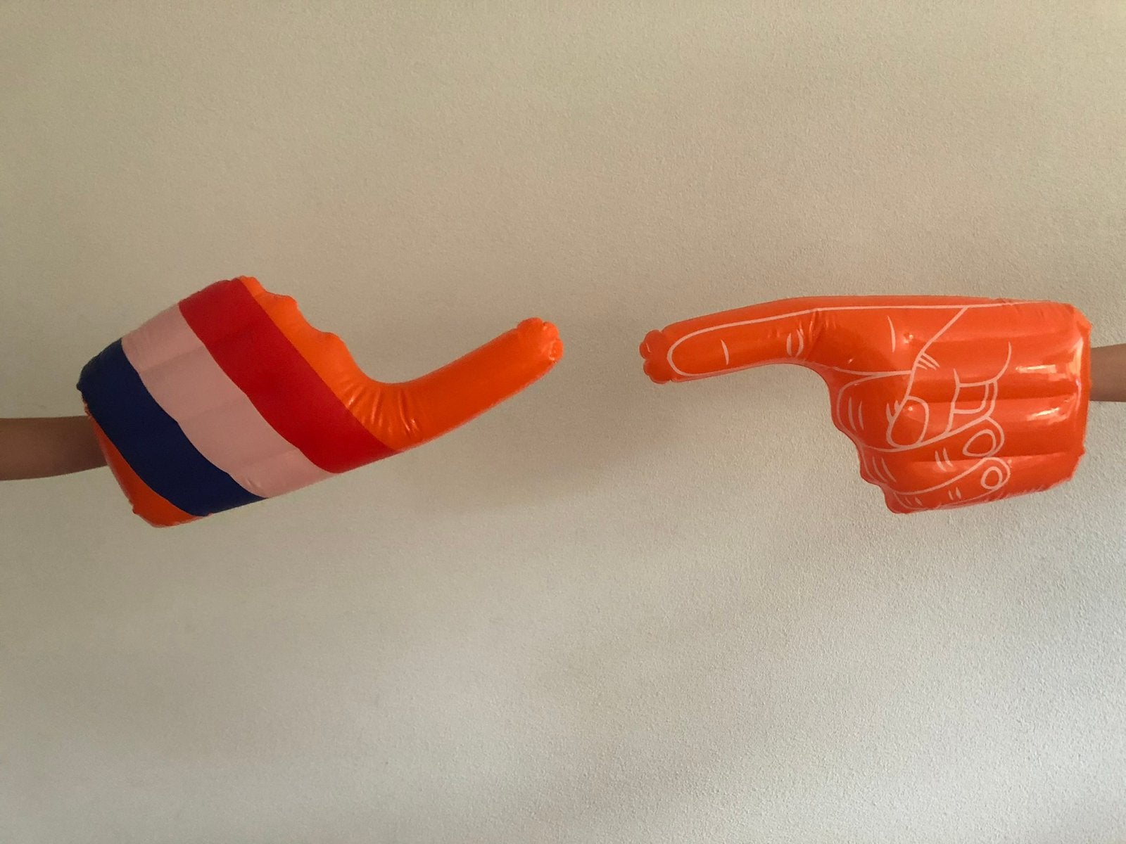 40 opblaasbare handen oranje / NL, Ophalen of Verzenden, Zo goed als nieuw, Oranje of Koningsdag