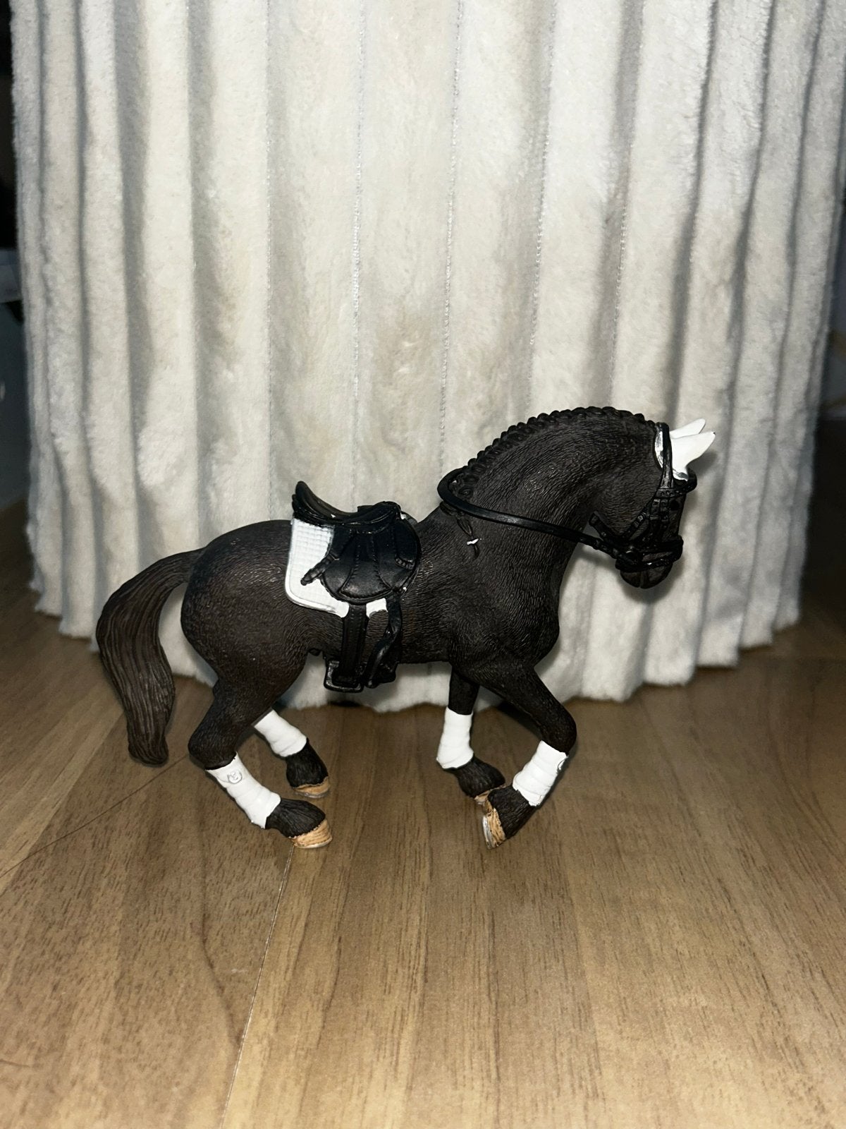 Schleich Fries dressuur paard met zadel en hoofdstel, Ophalen of Verzenden, Zo goed als nieuw, Jongen of Meisje
