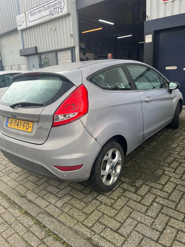 Ford Fiësta 1.25 60KW 3DR 2011 Grijs, Auto's, Ford, Voorwielaandrijving, 600 kg, 4 cilinders, Bedrijf