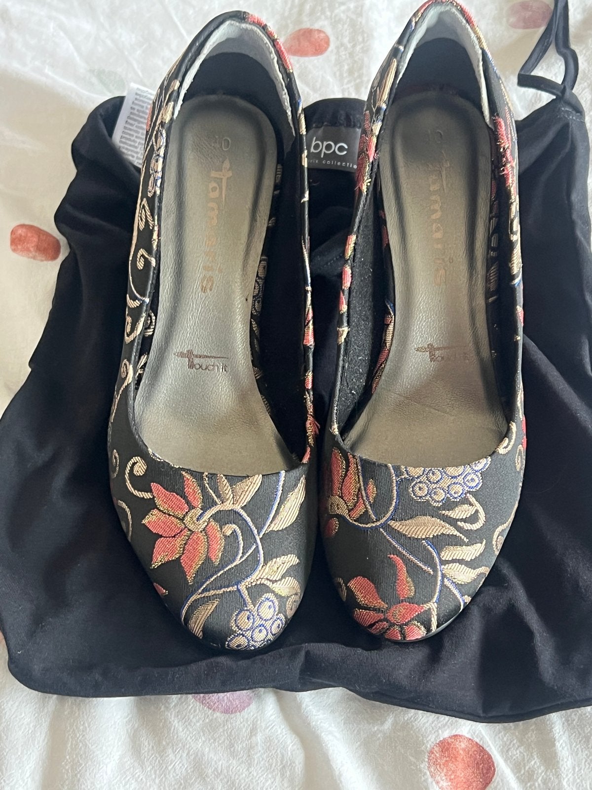 Tamaris Pumps Zwart met Bloemenprint Maat 40, Ophalen of Verzenden, Zo goed als nieuw, Zwart, Pumps