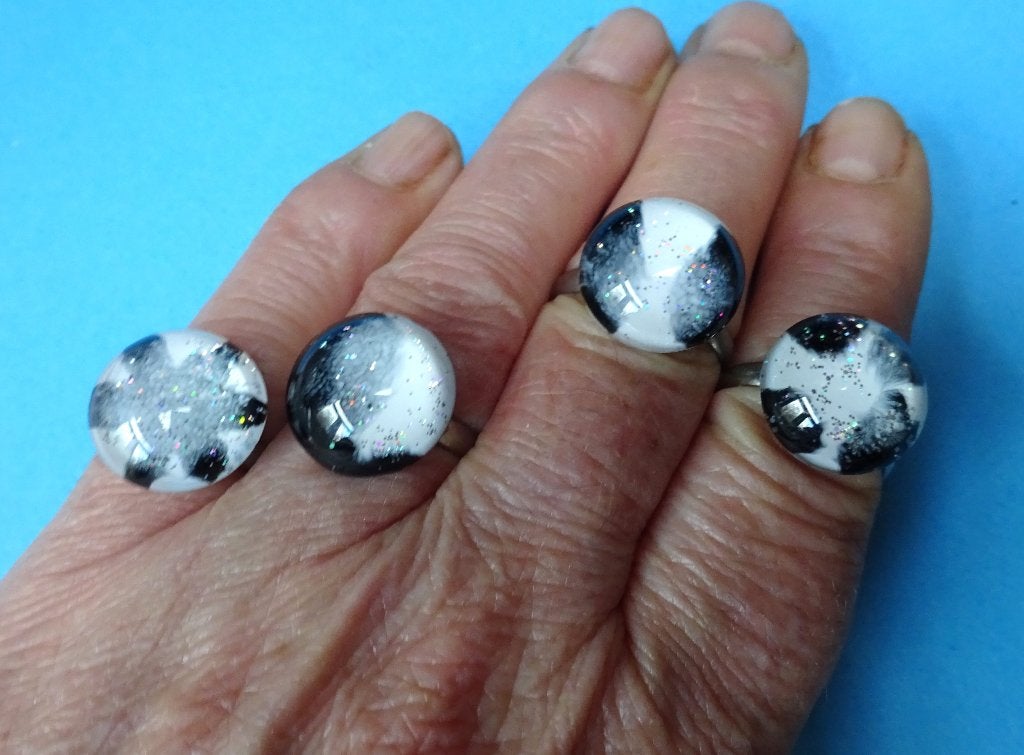4 Zilverkleurige verstelbare ringen met zwart-witte cabochon, Kunststof, Verzenden, Zo goed als nieuw, 17 tot 18