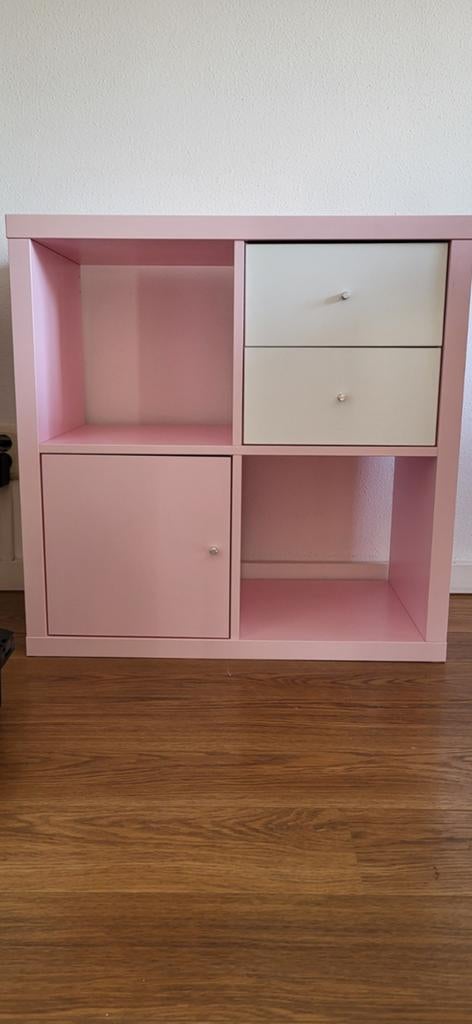 Kallax ikea kast 4 vakken roze, 1 roze deur + 2 witte lades, Huis en Inrichting, Kasten | Wandmeubels, Ophalen, Gebruikt, Minder dan 150 cm