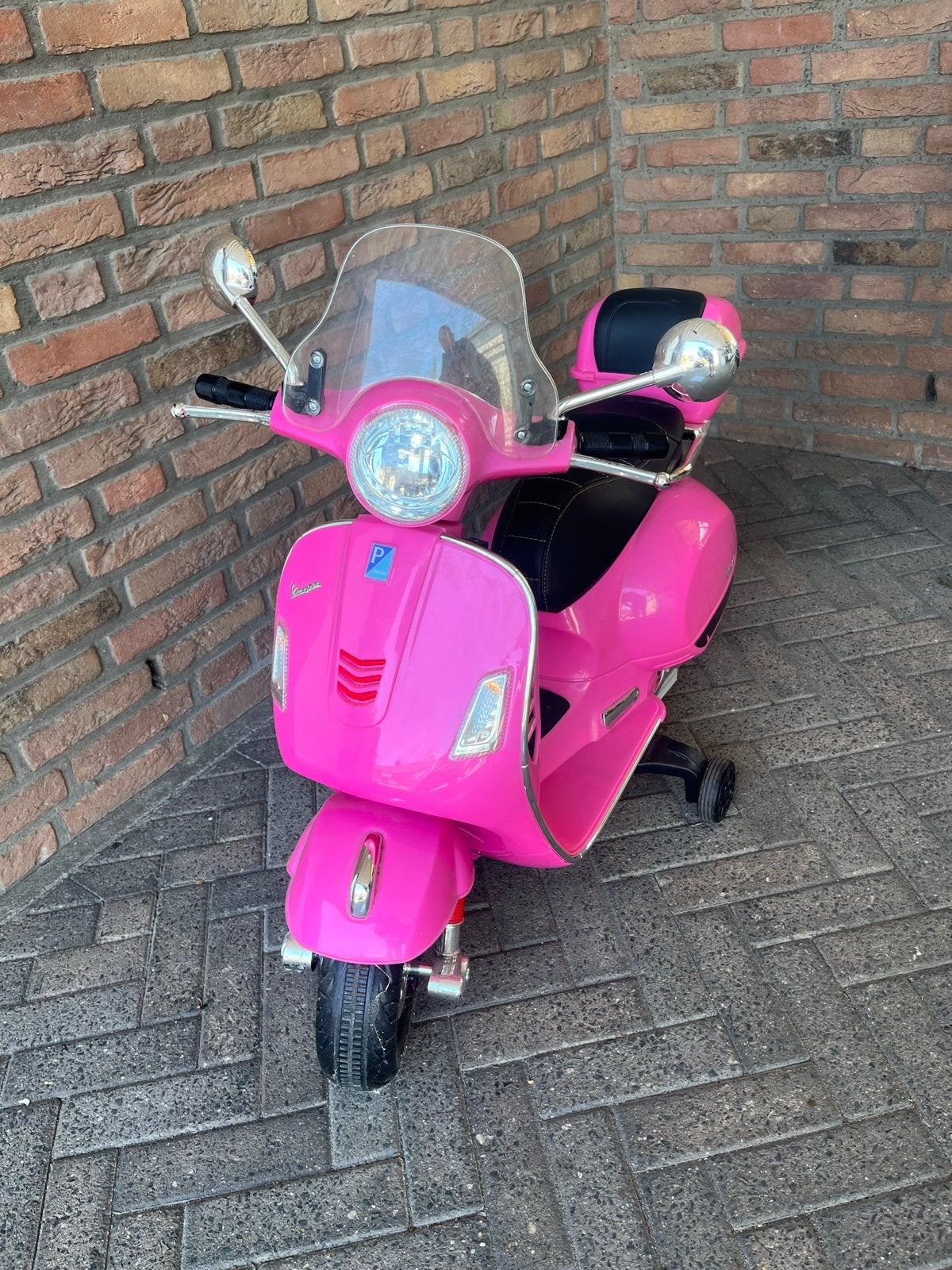 Roze Vespa elektrische kinder scooter met zijwieltjes, Ophalen of Verzenden, Zo goed als nieuw