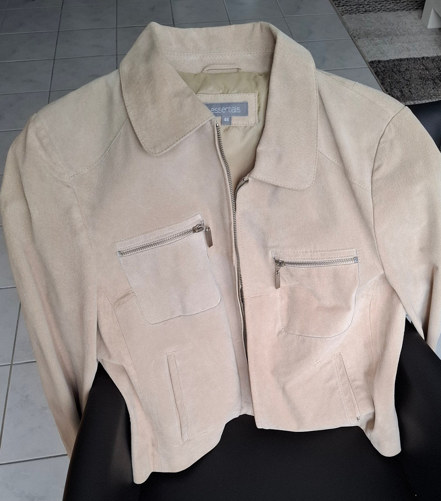 ZANDKLEUR SUÈDE JASJE MAAT 44 ESSENTIALS, Beige, Maat 42/44 (L), Ophalen of Verzenden, Zo goed als nieuw