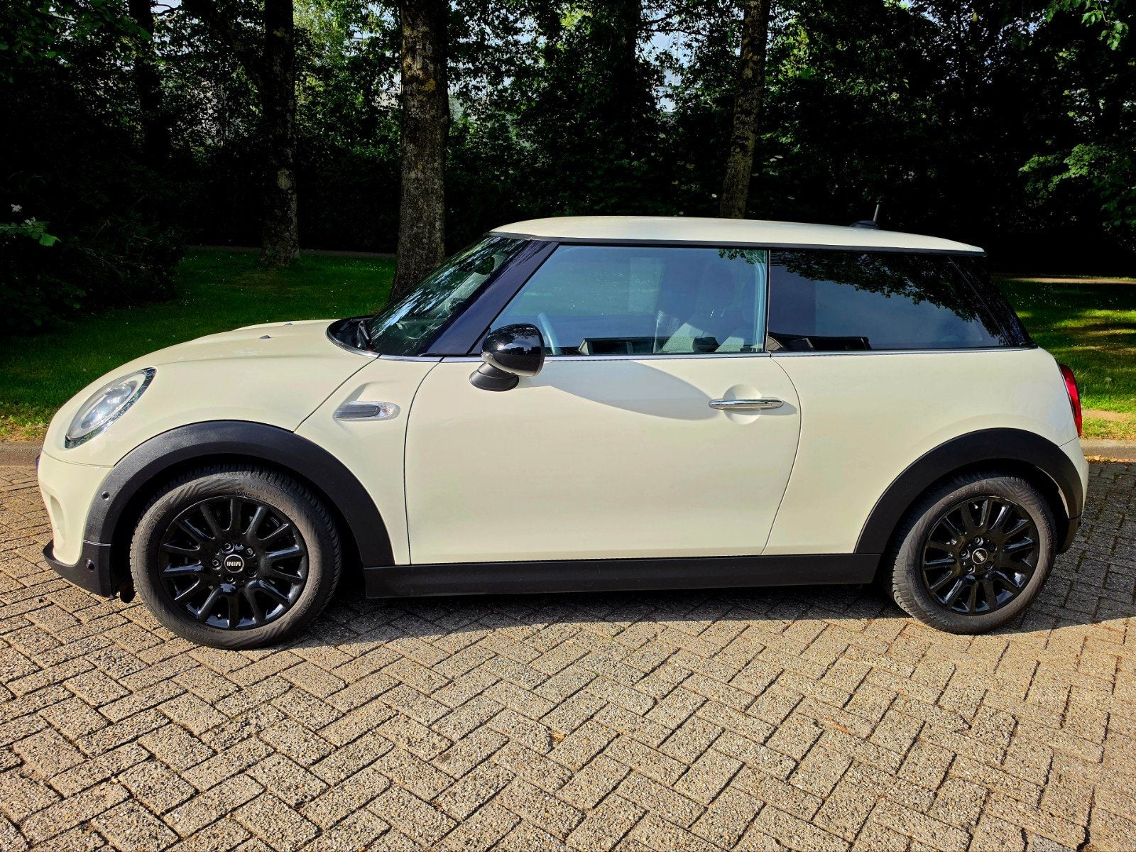 MINI Cooper 1.5 Chili Serious Business | Harman Kardon | HUD, Voorwielaandrijving, 136 pk, Zwart, 4 stoelen