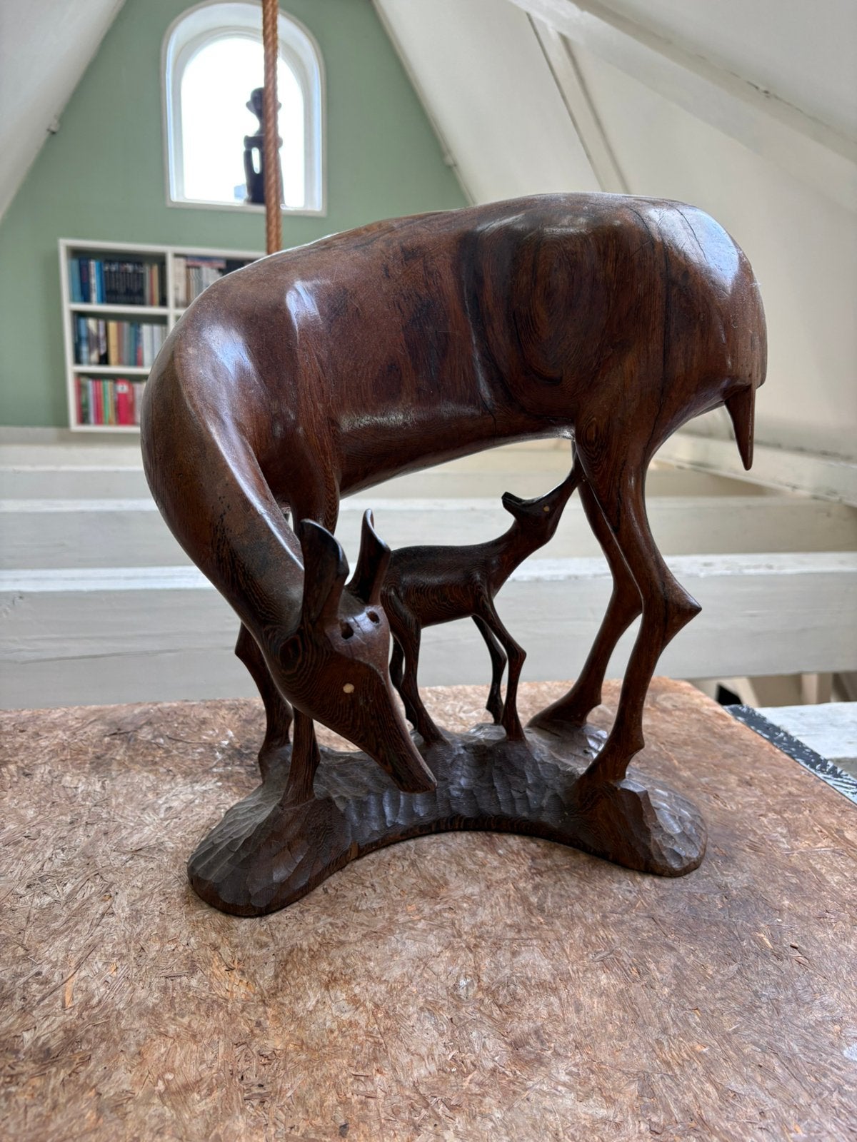 Houten beeld van hert / antilope, Houtsnijwerk, Art deco, Ophalen of Verzenden, 20 - 50 cm