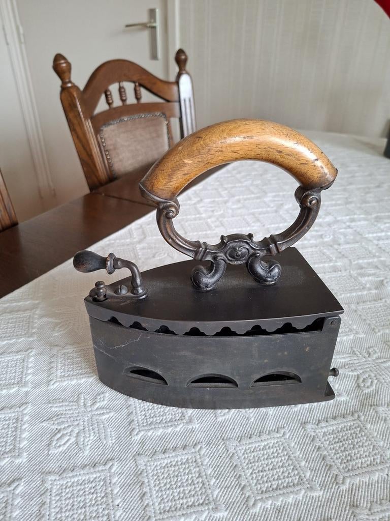 Antiek strijkijzer met houten handvat, Ophalen