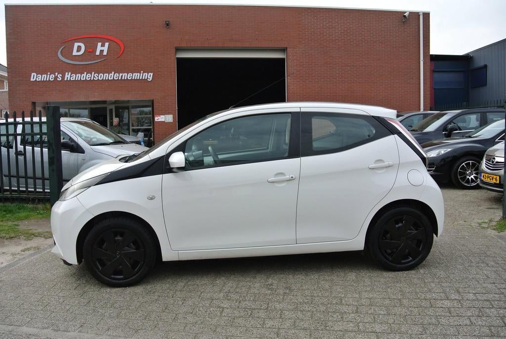 Toyota Aygo 1.0 VVT-i x-play apk 16-03-2027 inruil mogelijk, Voorwielaandrijving, Euro 5, Gebruikt, 4 stoelen