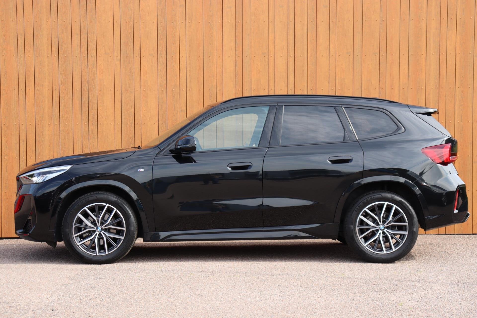 BMW X1 SDrive18i M-Sport orgNL leer/alc+verw camera el.klep, 12 maanden, 136 pk, Gebruikt, Zwart