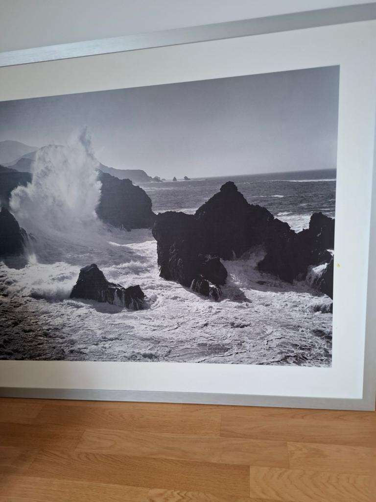 Groot ingelijst zwart-wit foto van ruige kustlijn, Huis en Inrichting, Ophalen, Zo goed als nieuw, 100 tot 125 cm, 75 cm of meer