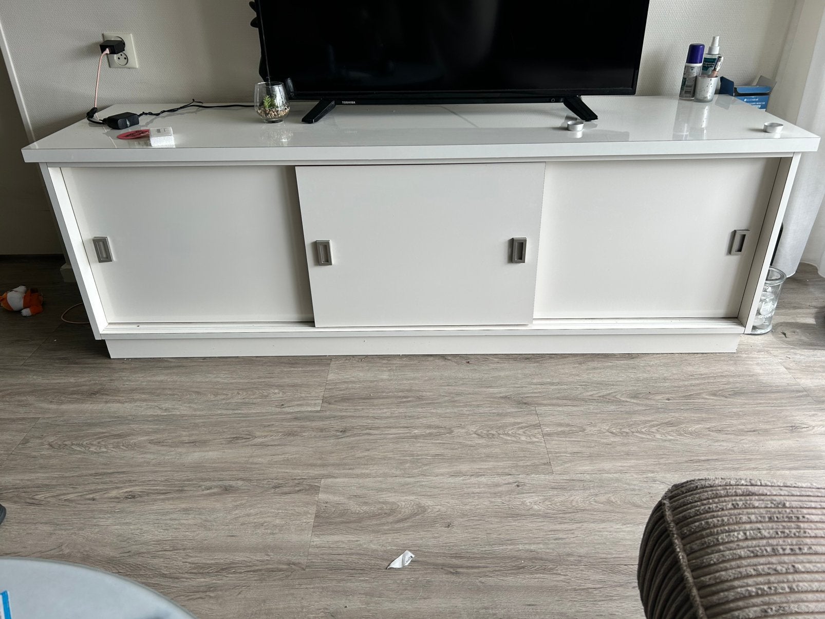 Tv kast, Ophalen