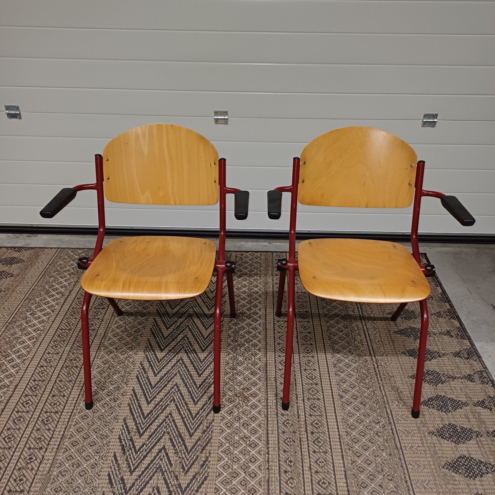 2 x schoolstoelen stapelstoelen met armleuningen, Ophalen, Gebruikt, Bruin, Vijf, Zes of meer stoelen